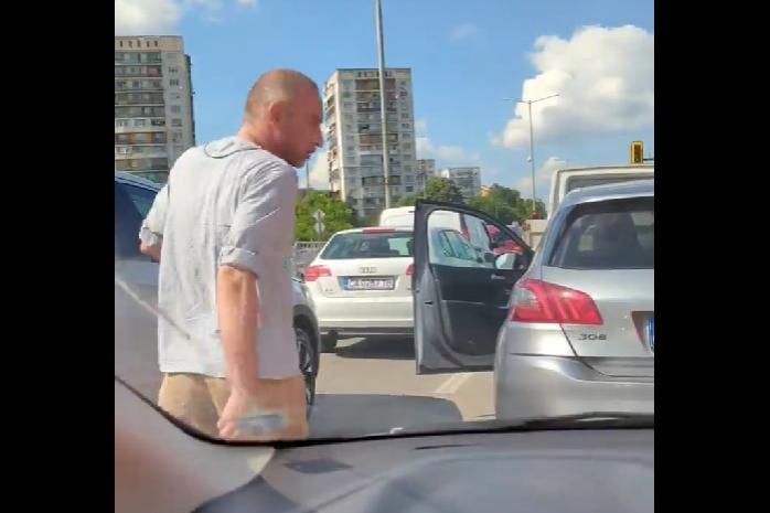Мъж извади нож срещу друг шофьор на столично кръстовище
