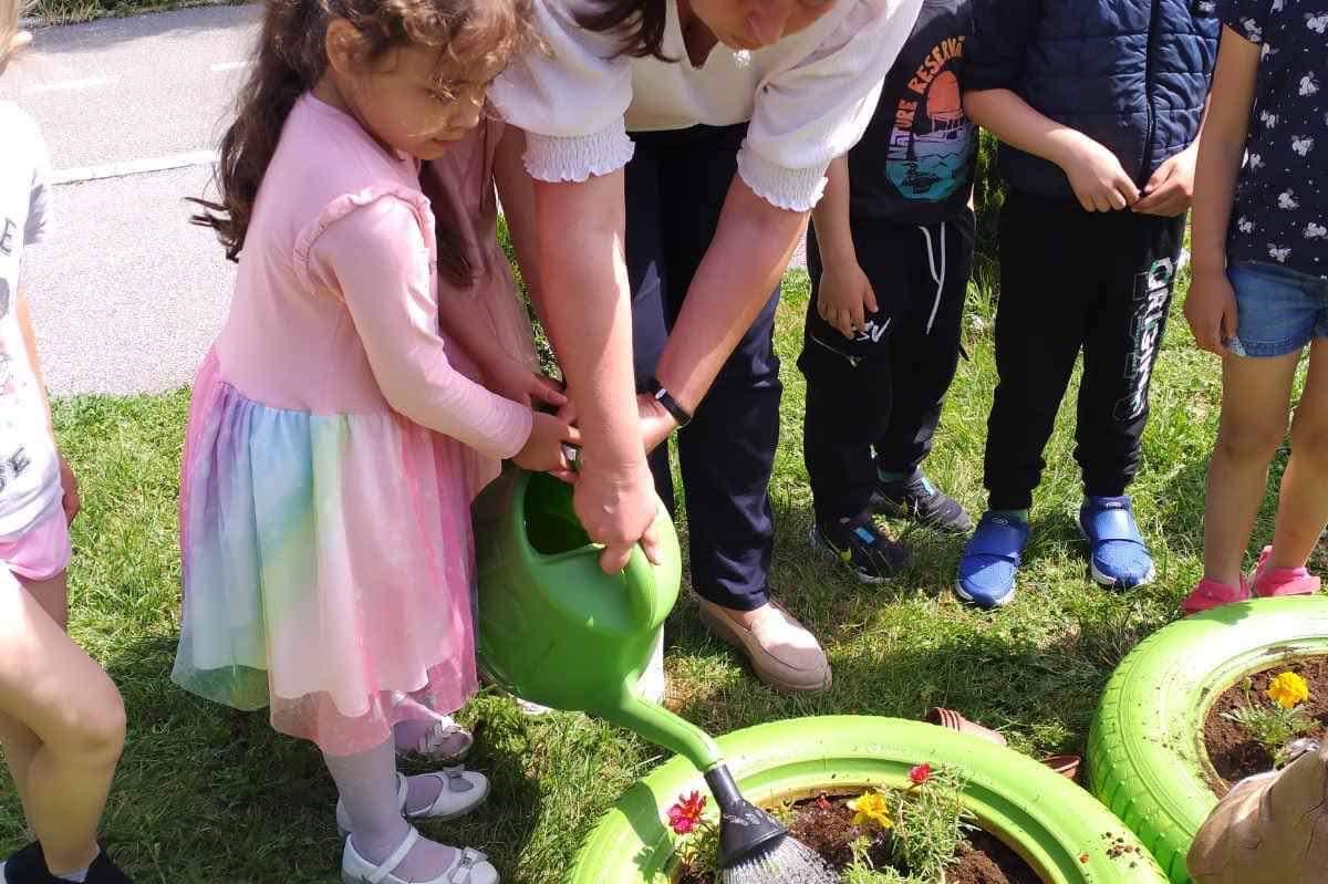 Малчугани правят дворовете на детските градини в Нови Искър по-красиви