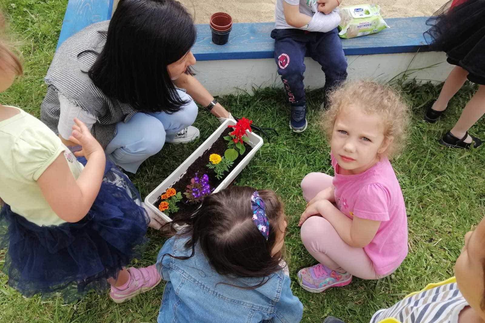 Малчугани правят дворовете на детските градини в Нови Искър по-красиви