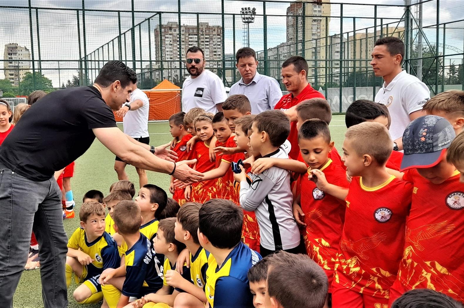 Над 250 малки футболисти от 18 отбора мерят сили за Купа "Възраждане" в Соф