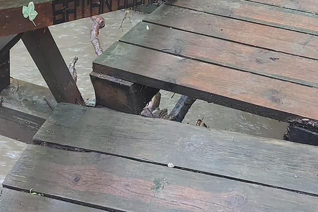 Наводнени мазета и повреден мост в Изгрев заради валежите
