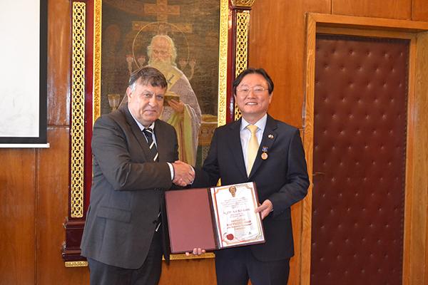 Посланикът на Корея получи почетен знак от Софийския университет