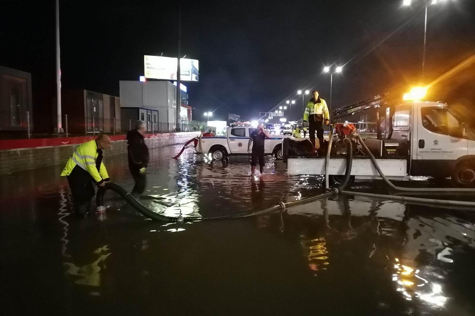 В София: АПП и пожарната разчистват наводнени дворове от паднали дървета и 