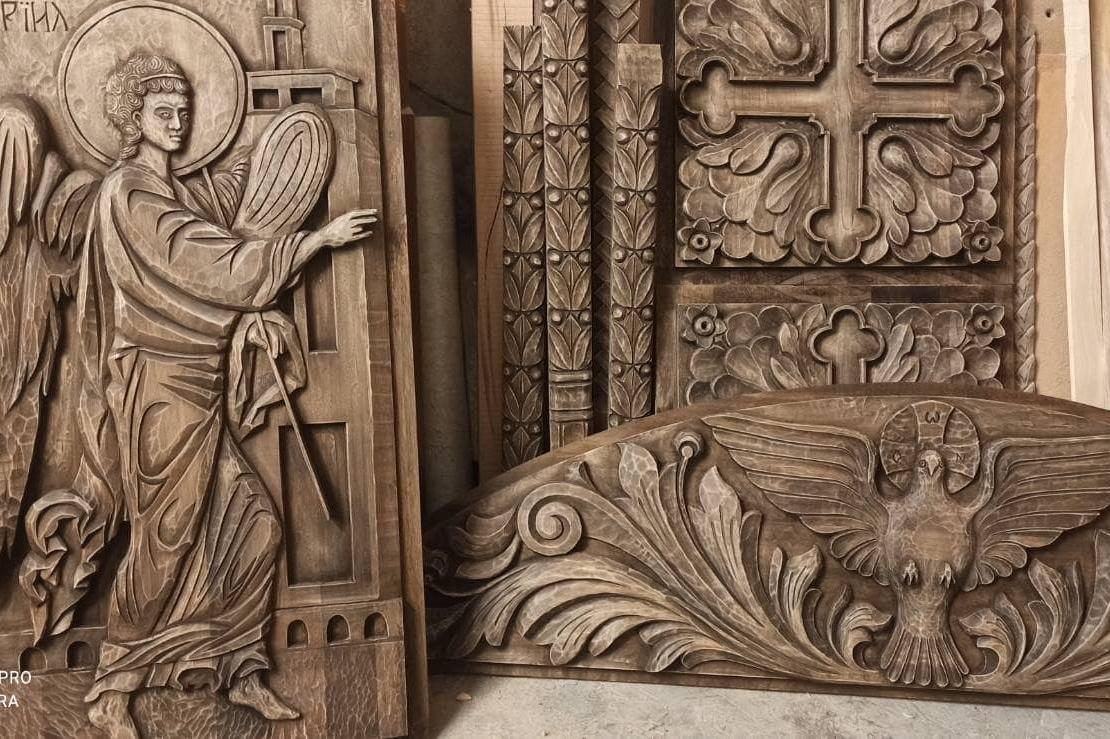 Монтират красива дърворезба в новостроящия се храм в Изгрев