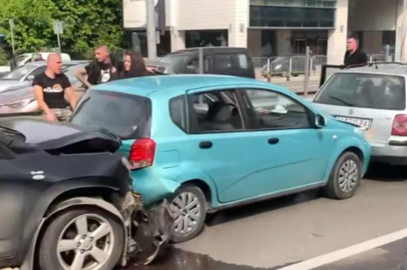 Катастрофа между 4 коли предизвика задръстване на Цариградско