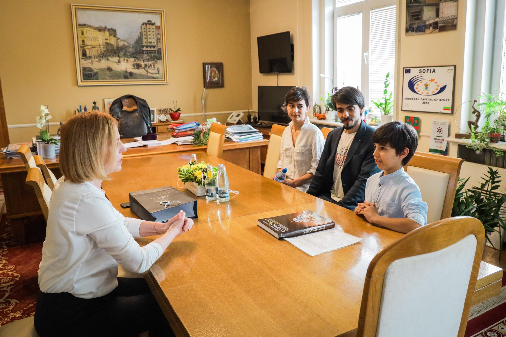Кметът на София Йорданка Фандъкова посрещна в кабинета си Иво Кирков