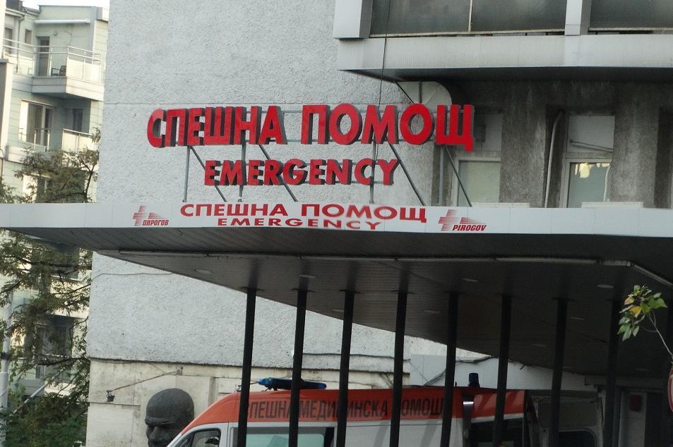 Тийнейджърката, затисната от дърво в София, остава в „Пирогов“