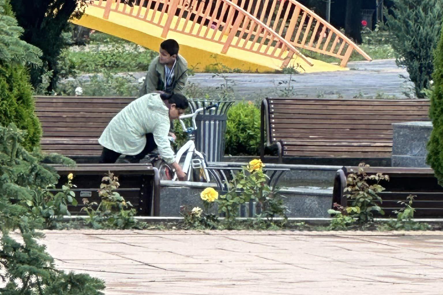 Жена изми колелото на дете в шадравана на столичния Северен парк