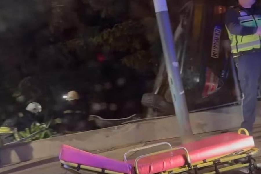 Кола излетя и се приземи на таван на ул. София в Банкя