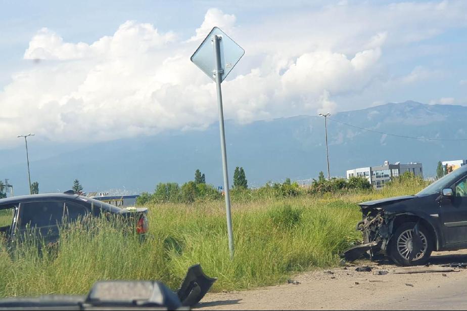 Неадекватен шофьор с Рено удари и изхвърли БВМ в полето край Враждебна