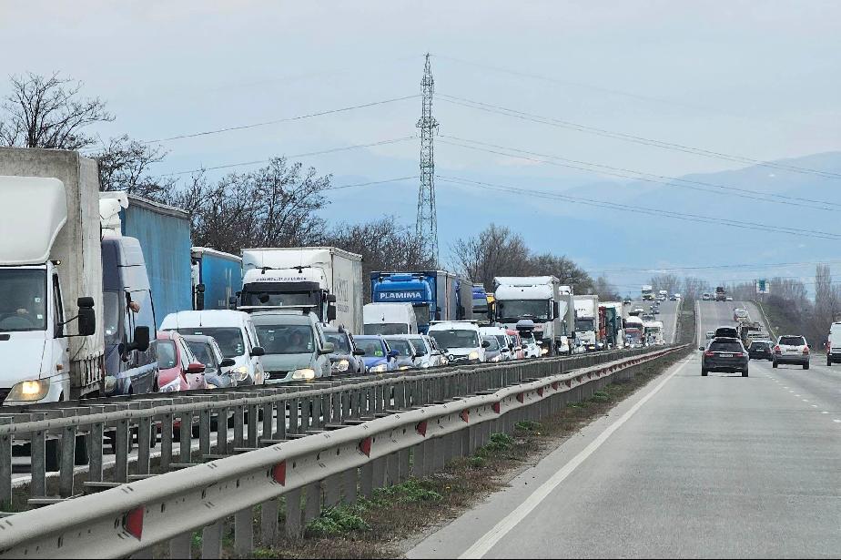 Километрично задръстване на изхода на София в посока Пловдив