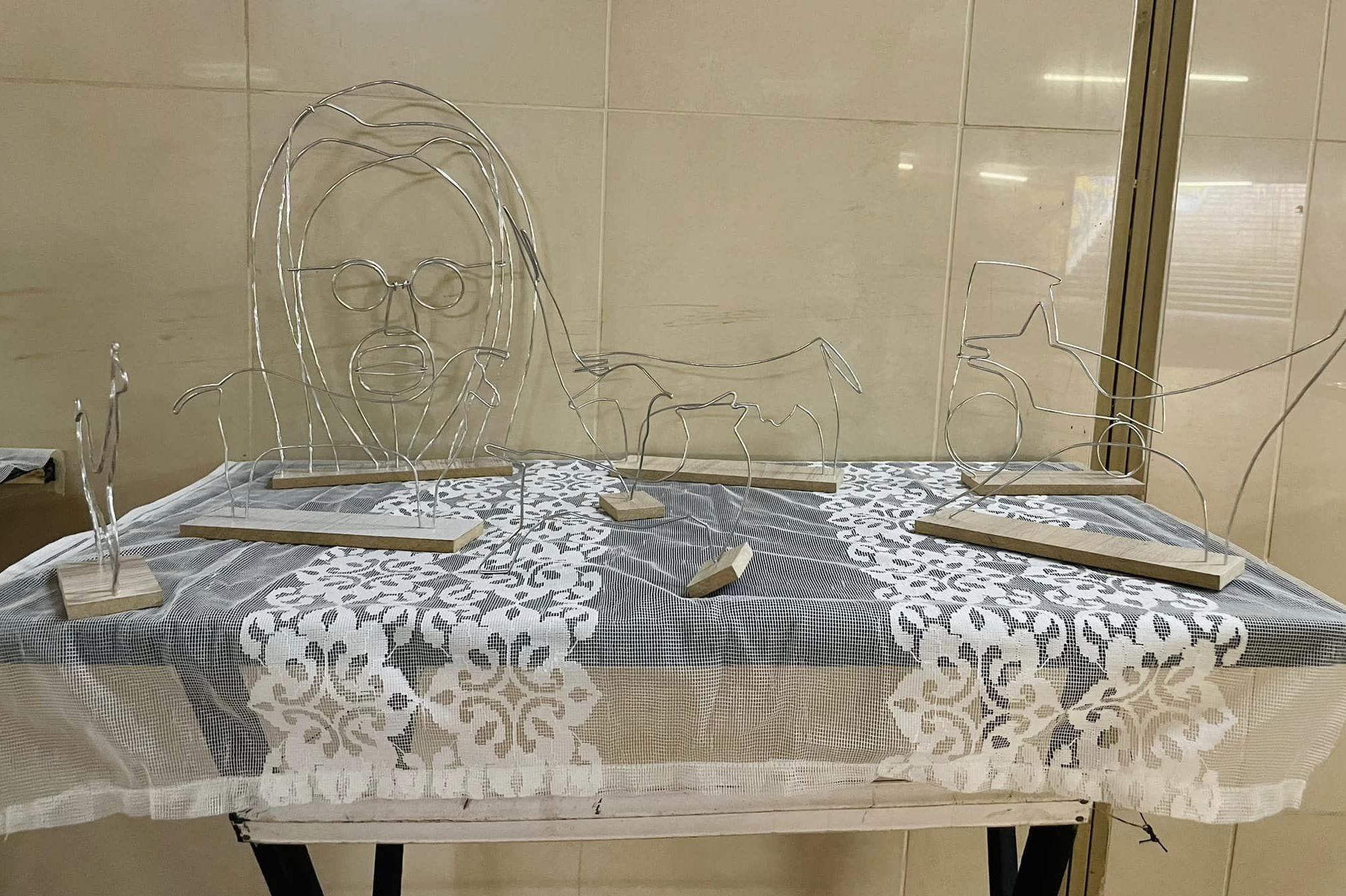 Творби от тел привличат столичани край метростанция „Централна гара“