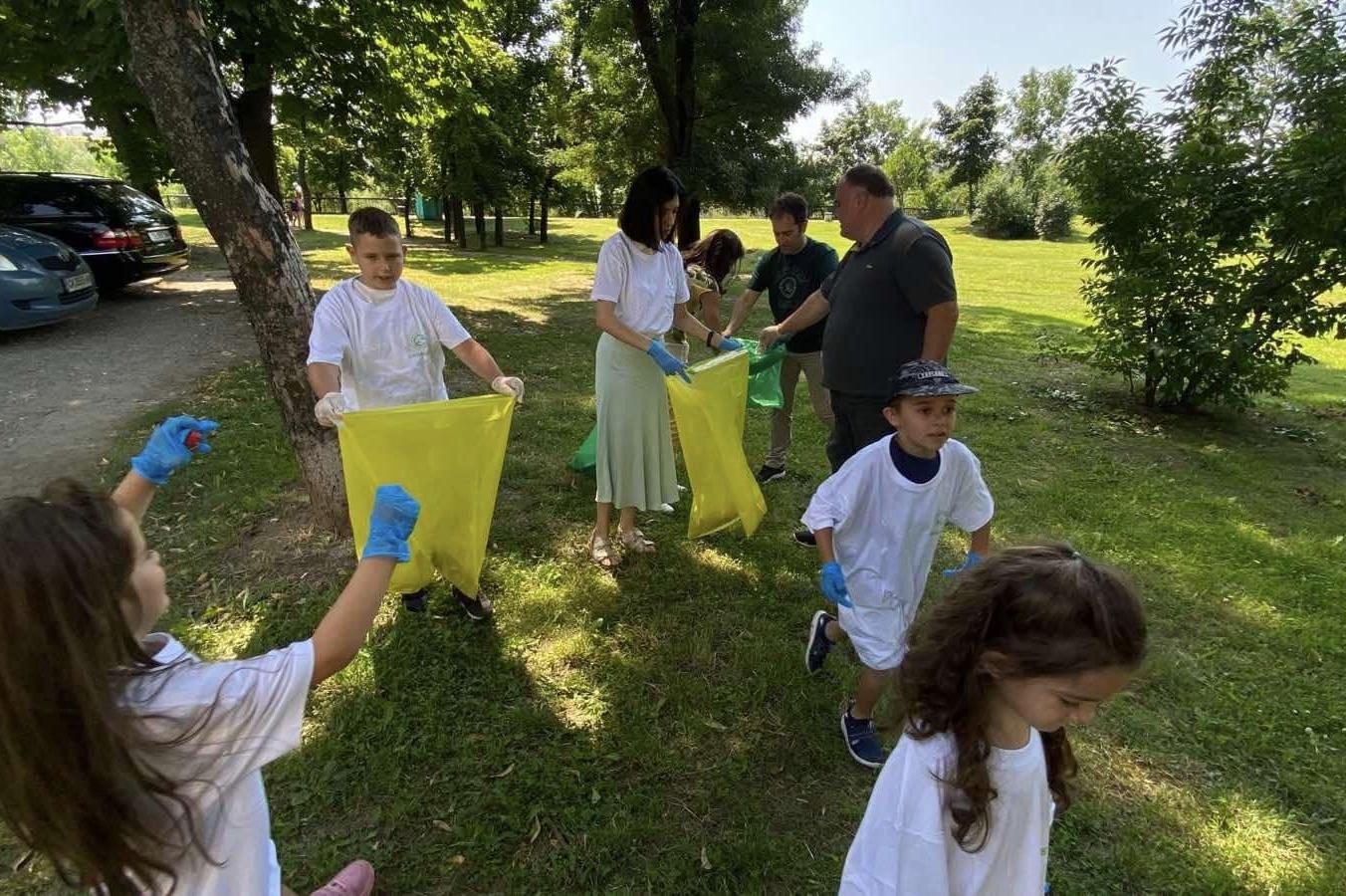 Деца и кмет обединиха усилия за по-чист парк „Дружба“