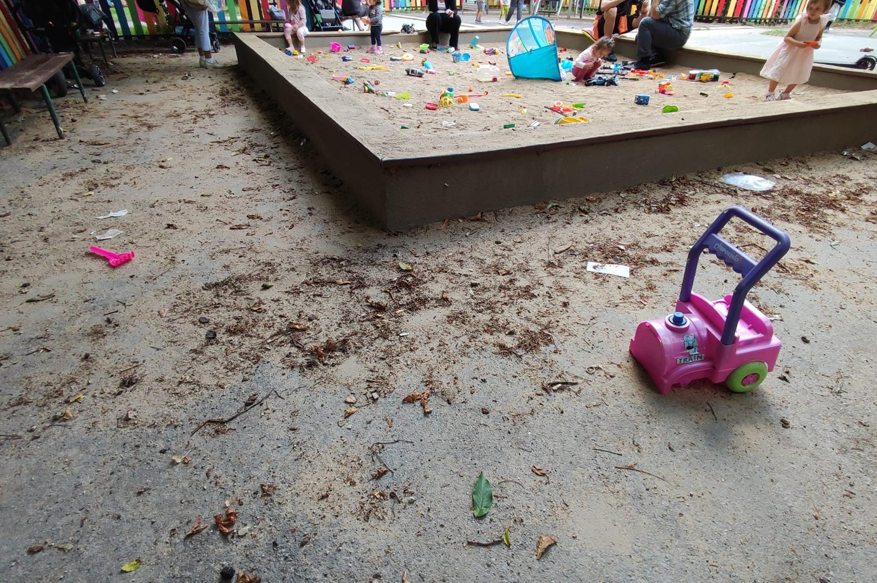 Майки се оплакват от занемарена детска площадка в кв. Гоце Делчев