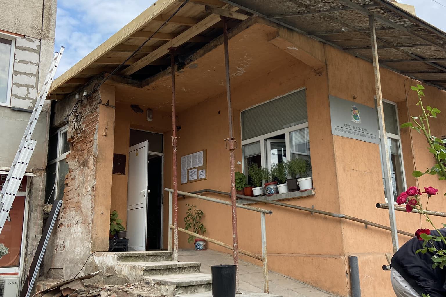 Ремонтират покрива на пенсионерския клуб в Курило