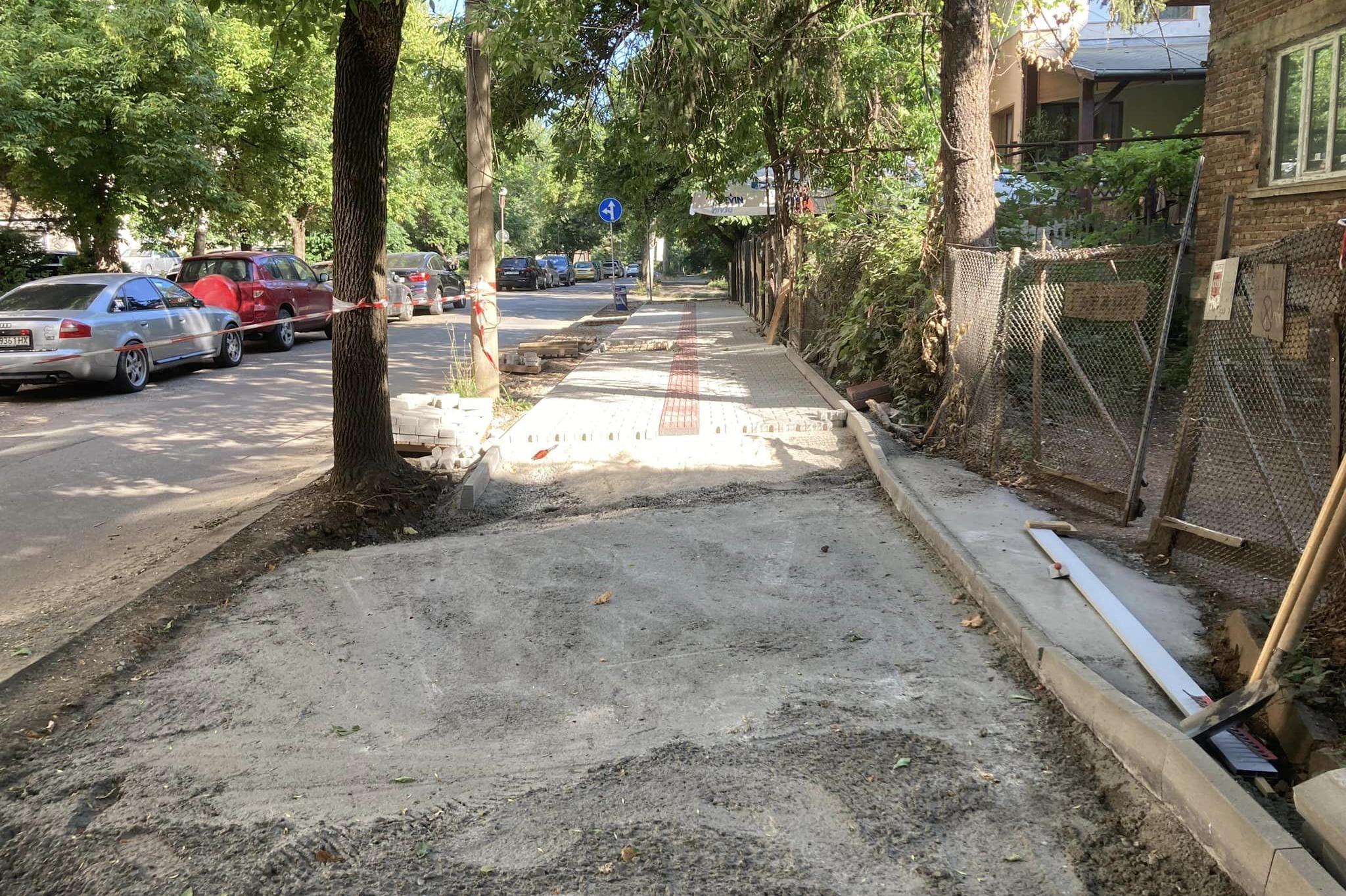 Ремонтите на улици и тротоари в Триадица продължават и през август