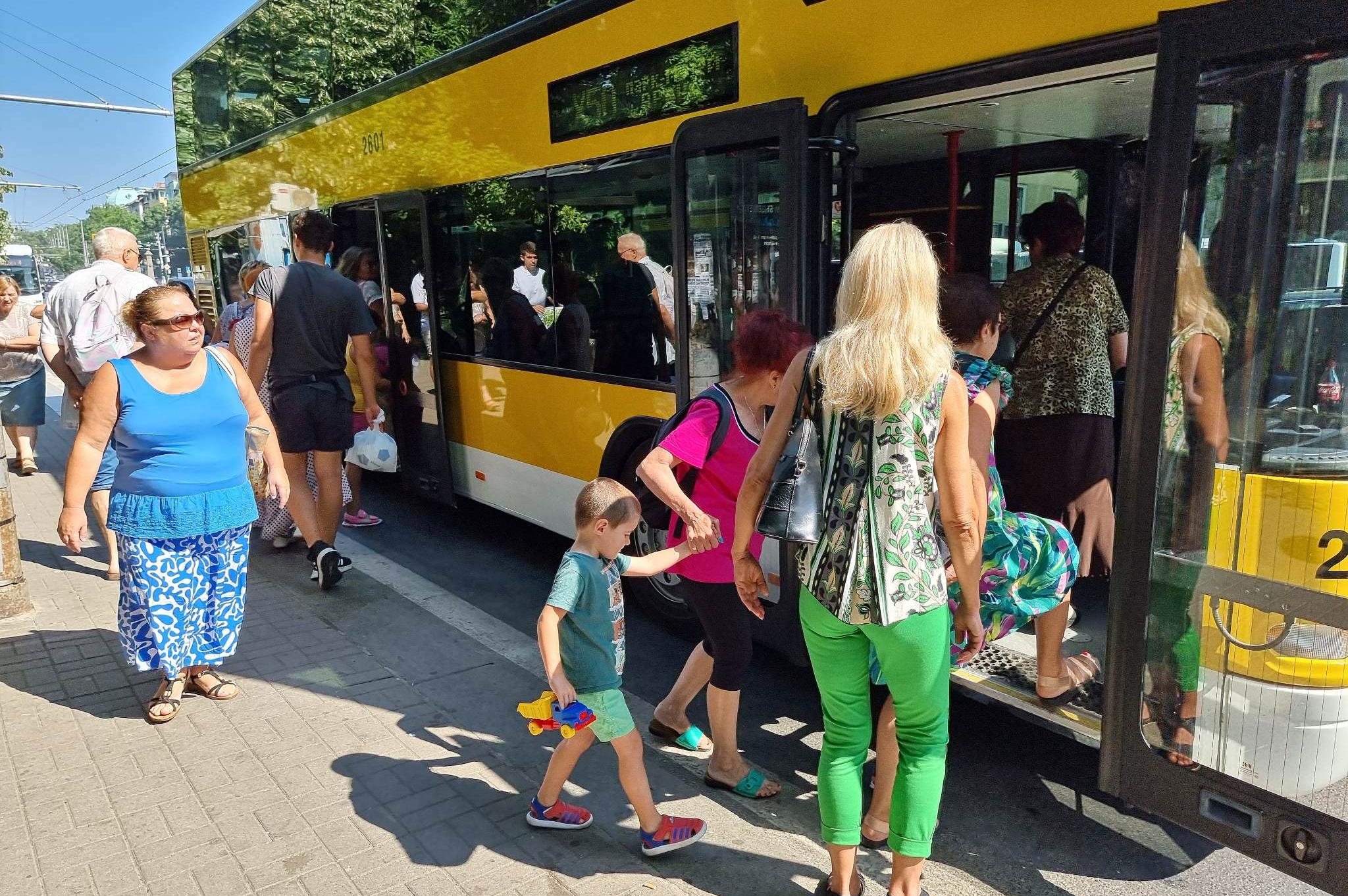 Рекорден брой пътници в двуетажния автобус по столичната Х50, от Орлов мост
