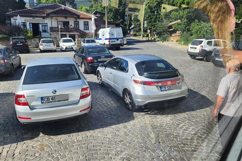 В Драгалевци си паркират както искат, автобусът за Витоша не може да мине