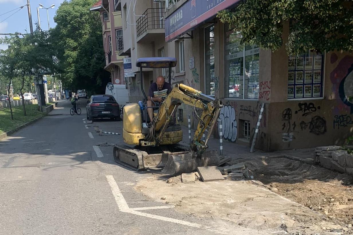Жители на ж.к. Яворов: Кой работи по ремонтите на улици