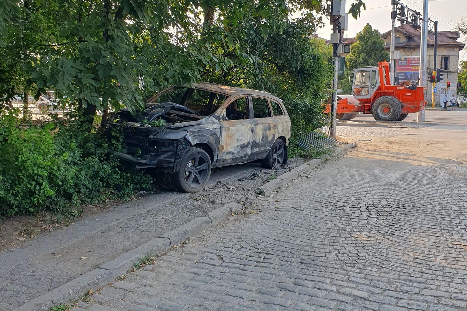Изоставена кола на тротоар на "Цар Борис III" пречи на пешеходци