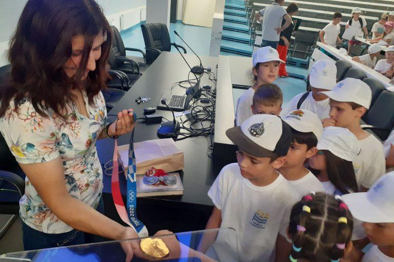Деца от София се снимаха със златния медал на Стойка Кръстева