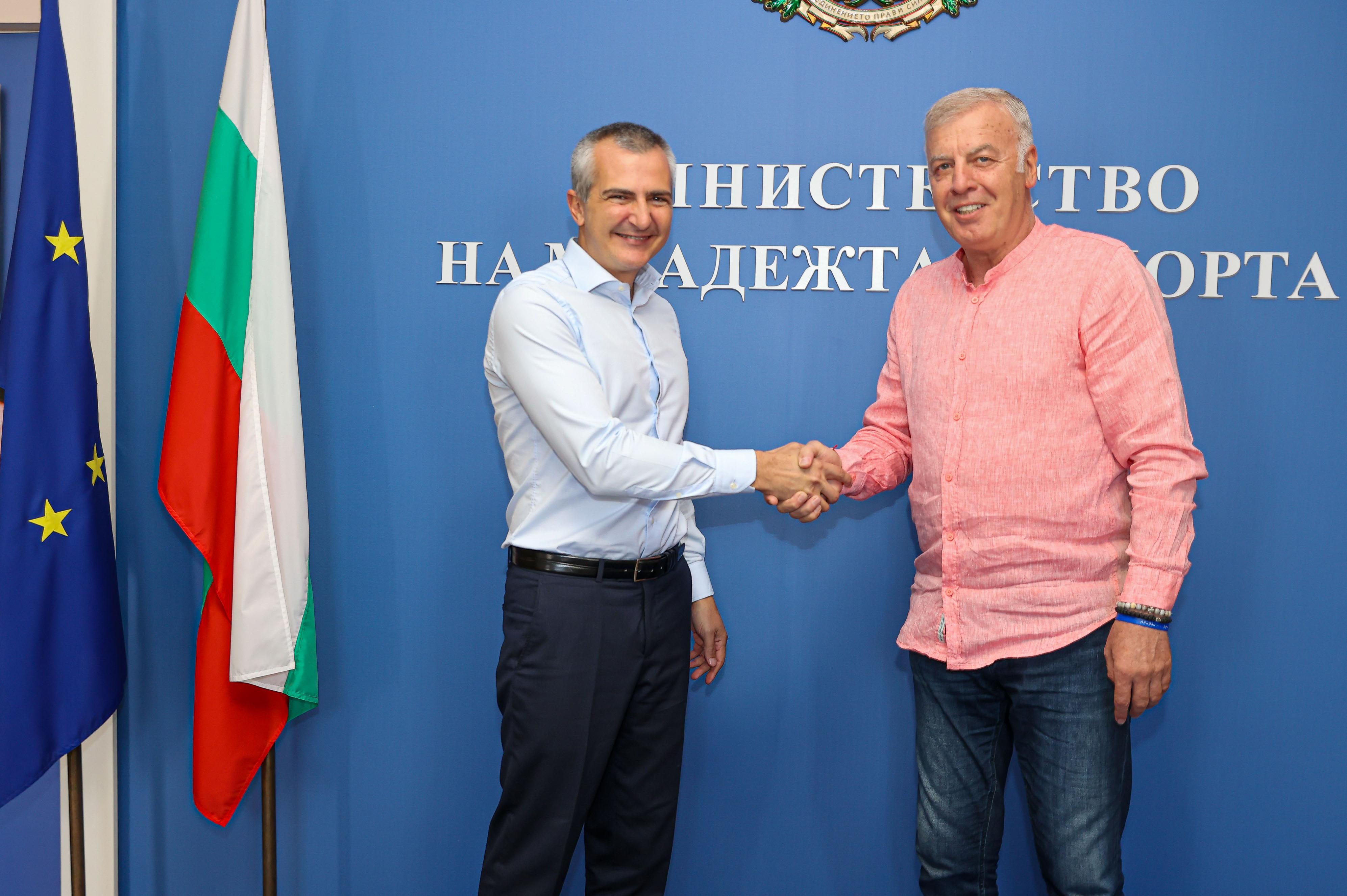 Министърът на спорта се срещна с мажоритарния собственик на „Левски“ Наско 