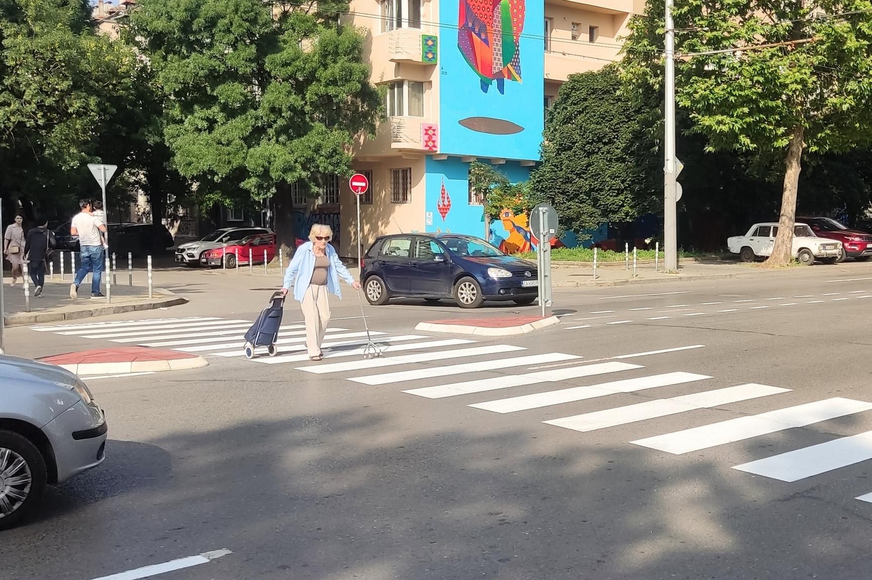За пешеходците: Поставиха „зебра“ на ул. Гурко и ул. Л. Каравелов в София