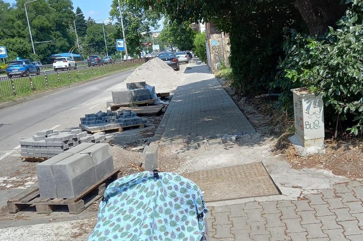 Жители на ж.к. Яворов: Кой работи по ремонтите на улици