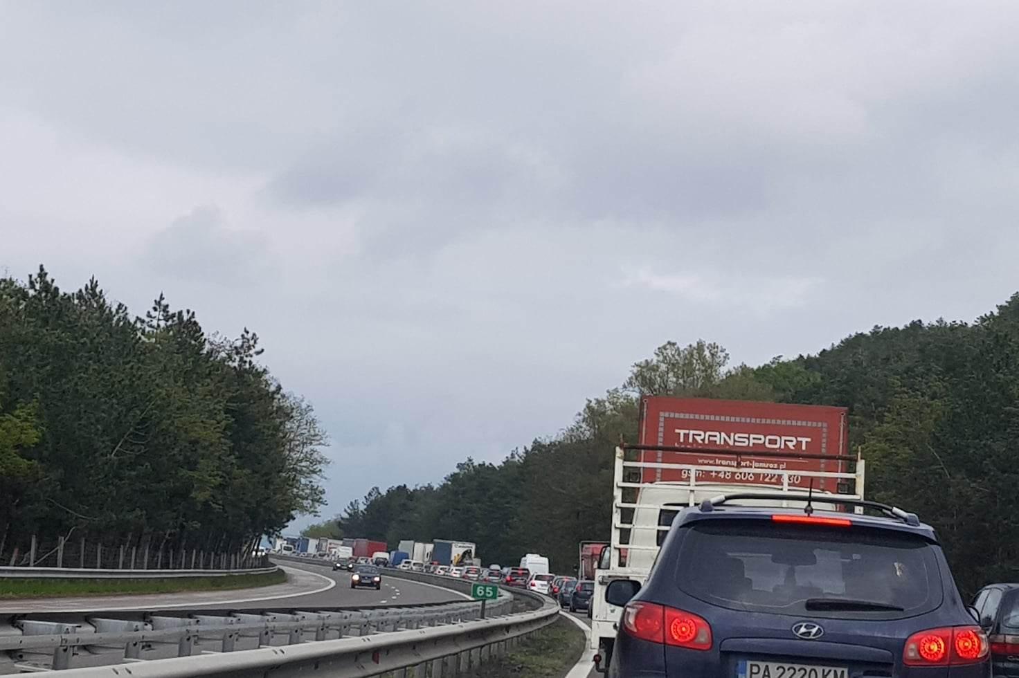"Тракия" блокирана от катастрофа на 3 коли и камион в посока София - Бургас
