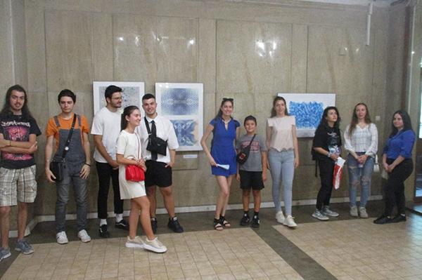 Студенти от Софийския университет с изложба „Стихии: Въздух и вода“