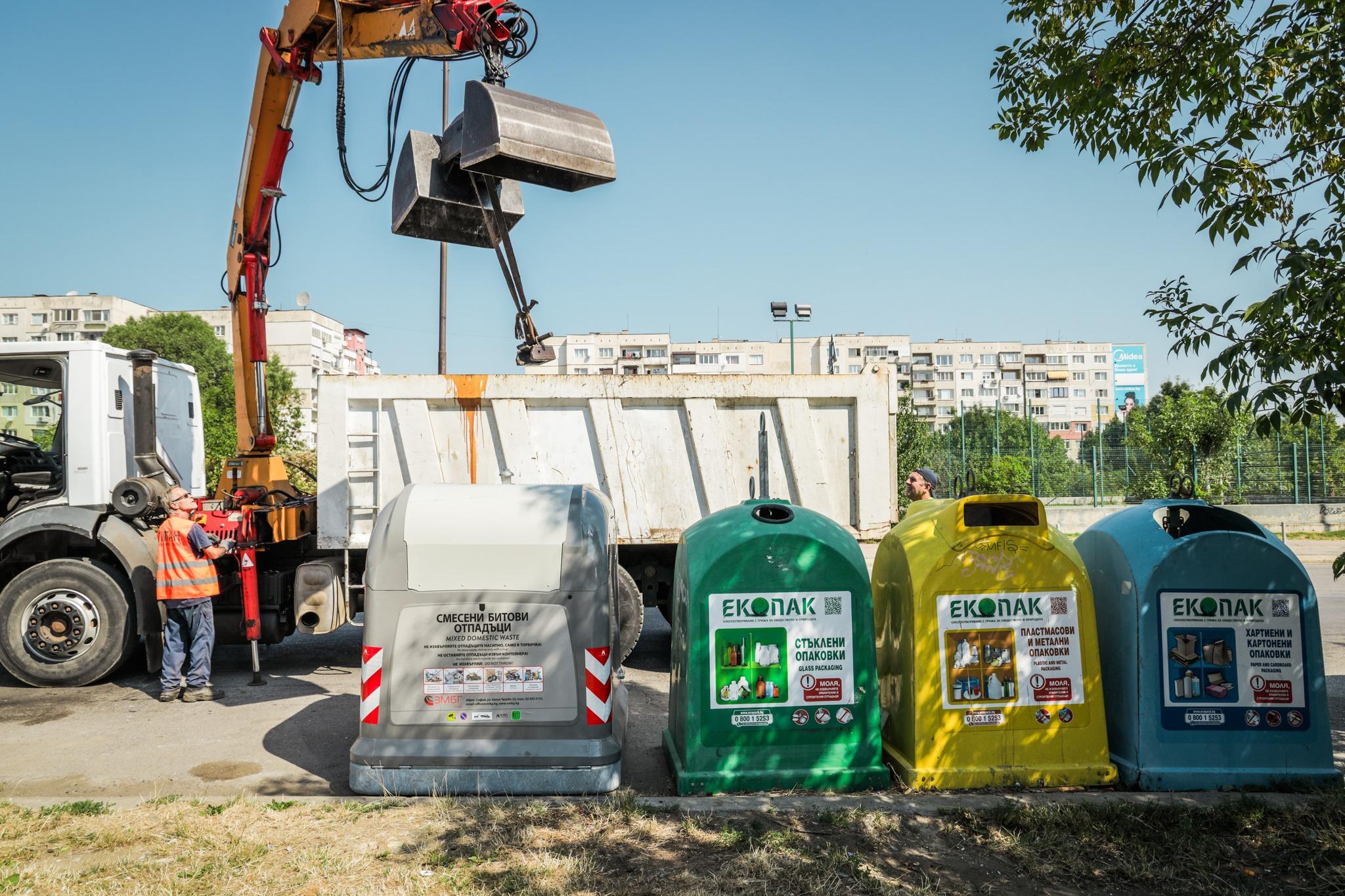 Столичният Младост смени старите контейнери за отпадъци с нови (СНИМКИ)