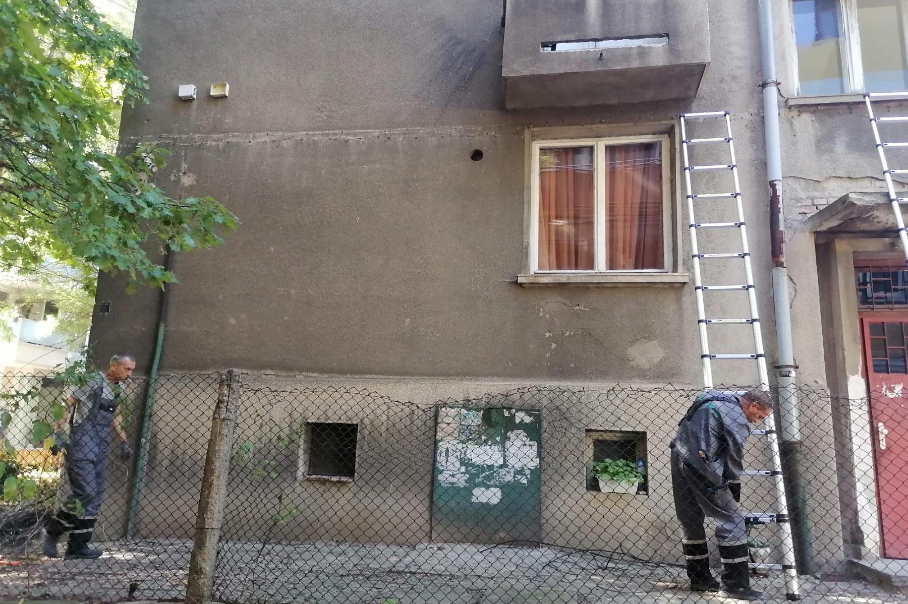 Премахват незаконните кабели по фасадите в столичния Оборище (СНИМКИ)