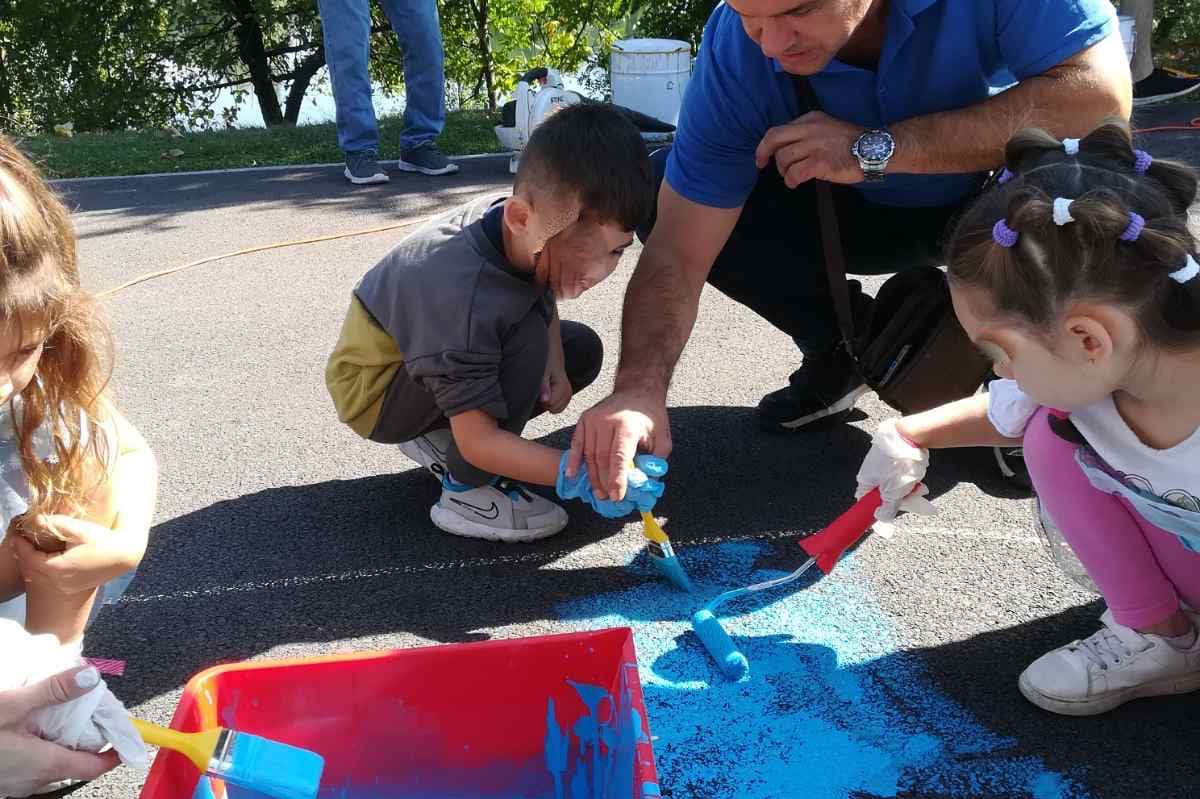 Деца от „Искър“ се включиха в изграждането на площадка за пътна безопасност