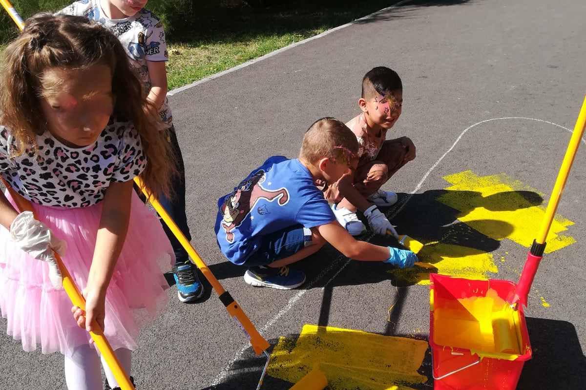 Деца от „Искър“ се включиха в изграждането на площадка за пътна безопасност