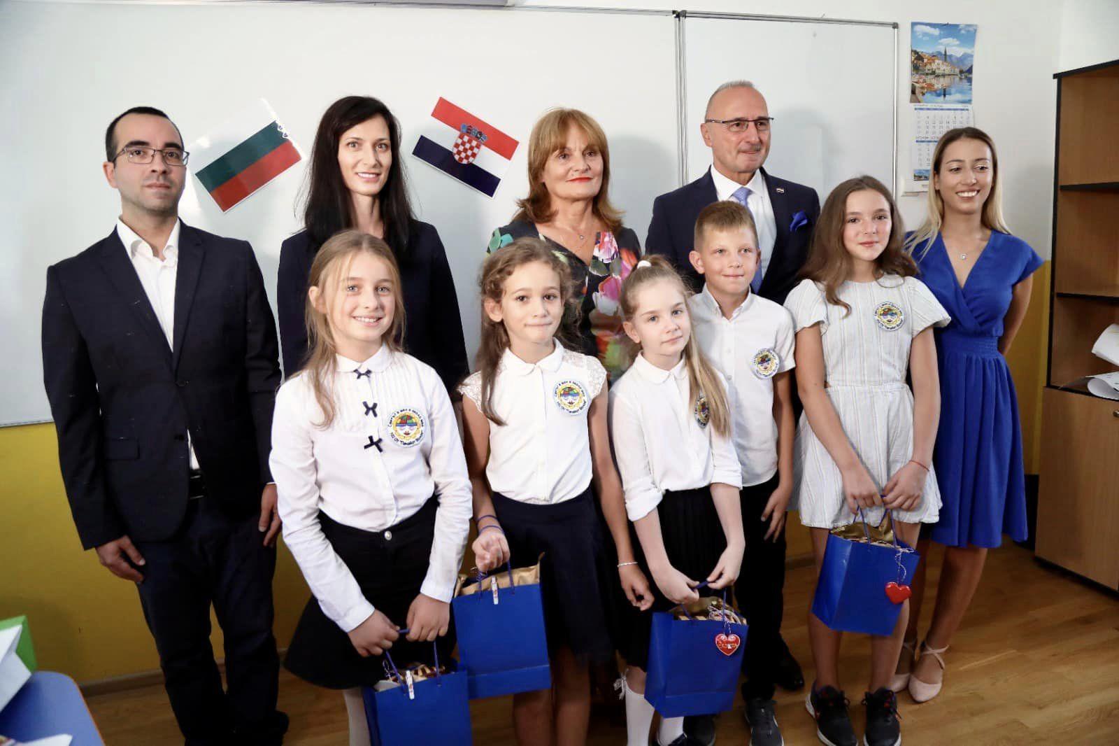 Децата от столичното 102 ОУ посрещнаха външните министри на Хърватия и Бълг