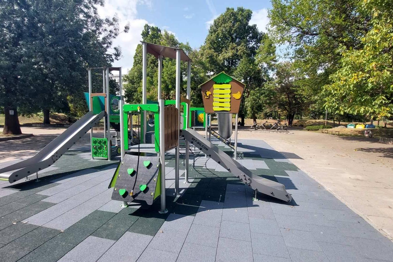 След 2 години чакане: Княжеската градина в София има нова детска площадка (