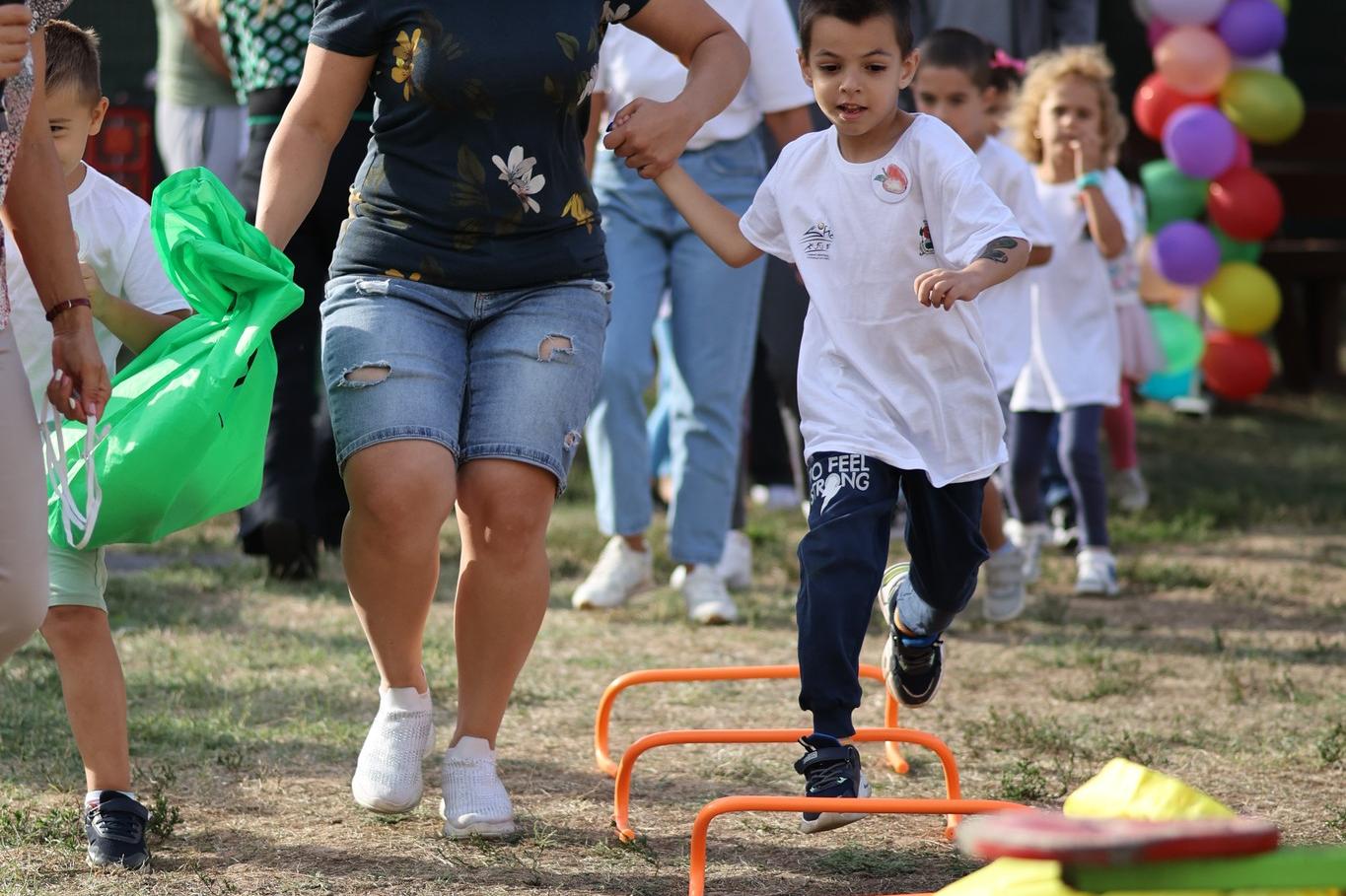 Проект "Фемили спорт" в Нови Искър събра деца и родители (СНИМКИ)