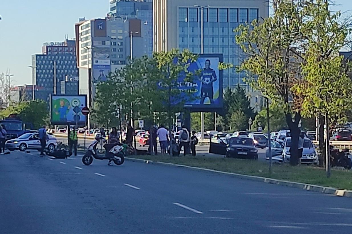Катастрофа с коли и мотори на Цариградско в София