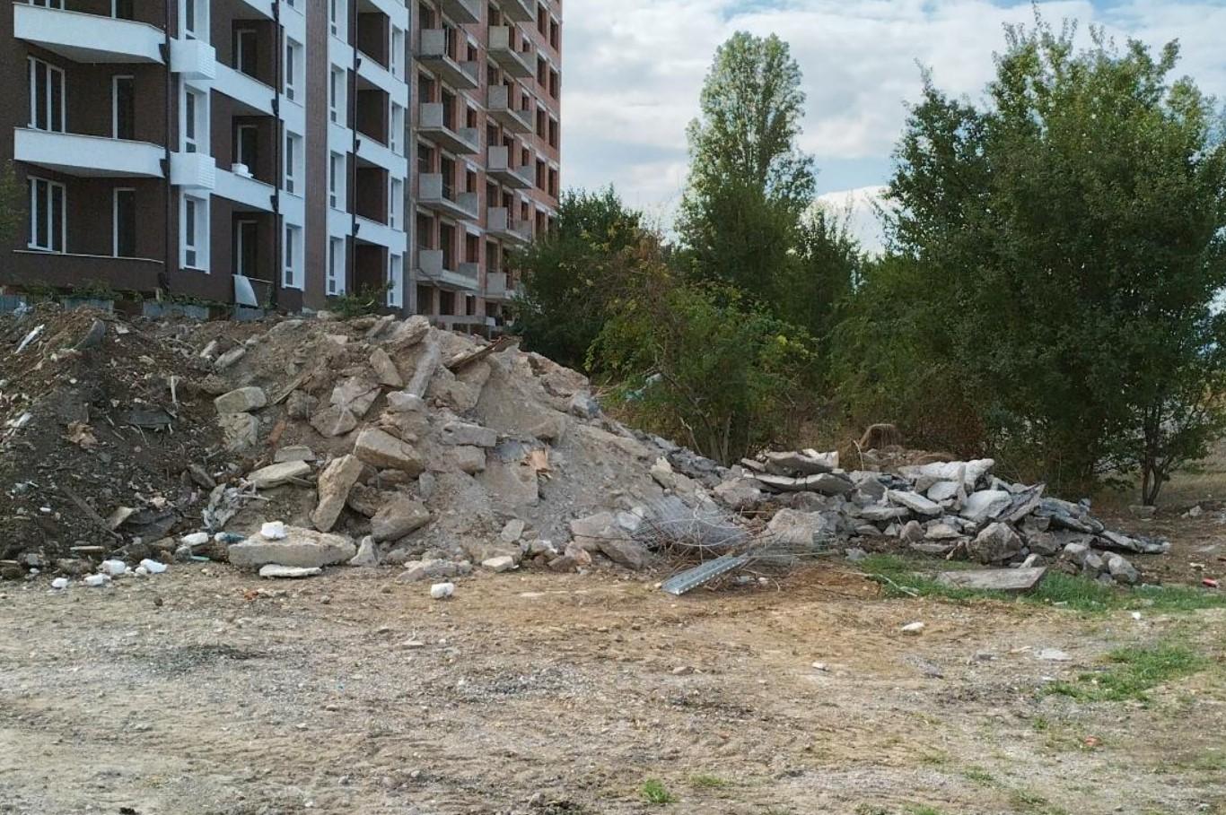 Строеж във Връбница получи два акта заради натрупани и разпилени отпадъци