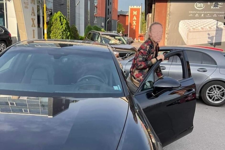 Шофьорка с Порше мина на червено на столичното Симеоновско и се заби в кола