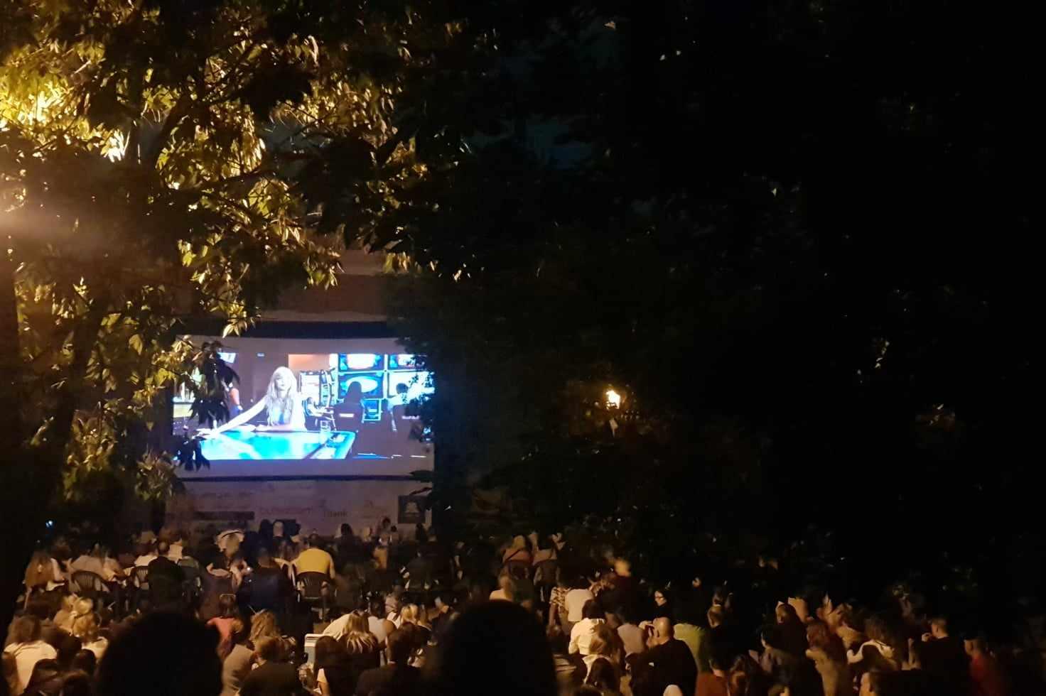 "Чалга" събра стотици на "Кино под звездите" край столичното езерото в Друж