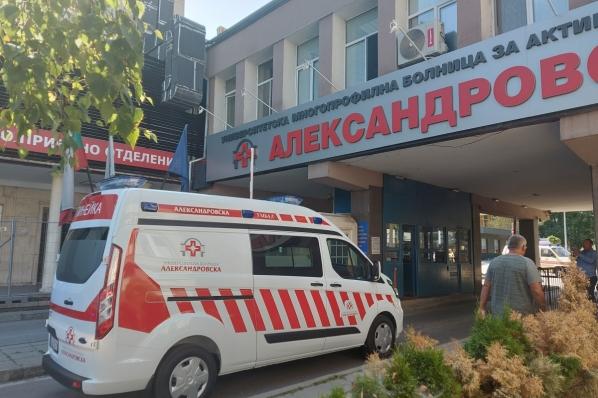 Столичната Александровска болница се сдоби с три нови линейки