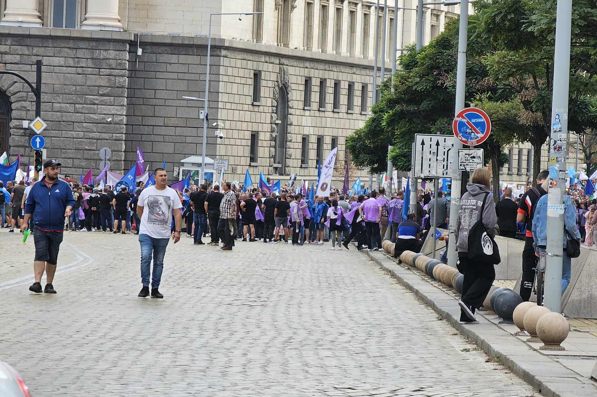 Протест пред Министерски съвет затвори движението в центъра на София