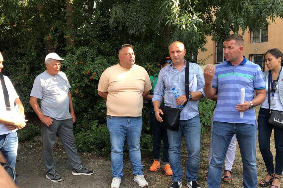 Кметът на Връбница Младен Младенов се срещна с граждани за канализацията на