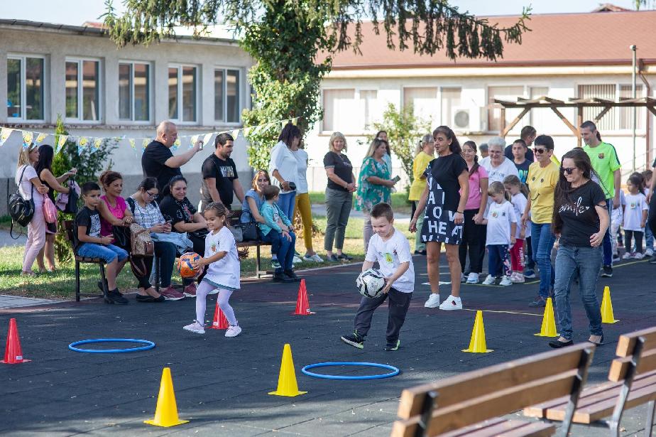 Деца и родители спортуват заедно в Нови Искър (СНИМКИ)