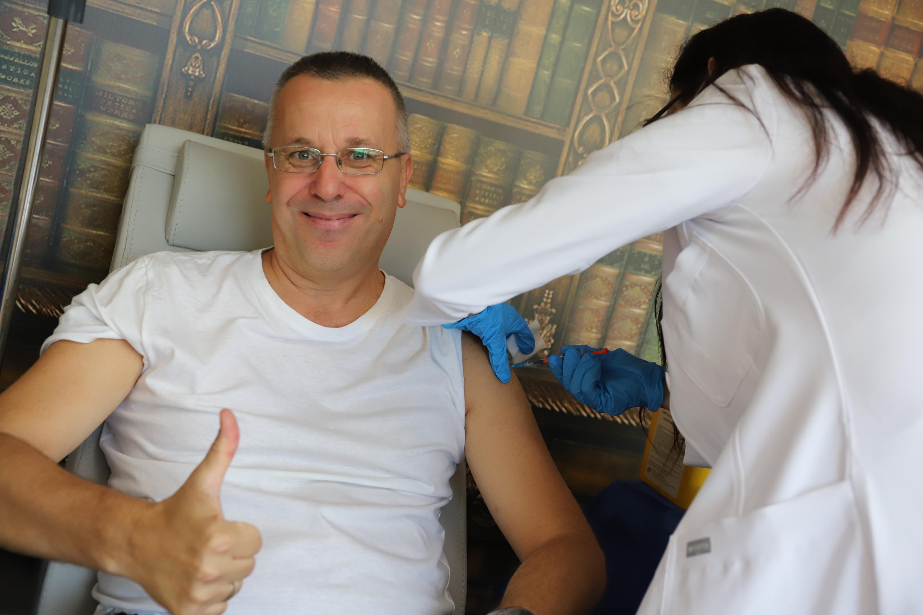 Медици от ВМА-София се ваксинираха срещу ковид