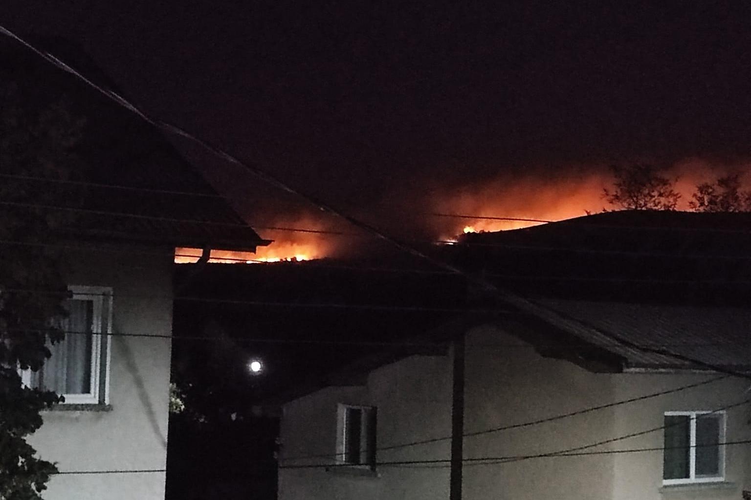 Пожар гори край костинбродското село Понор, нужни са доброволци (ВИДЕО)
