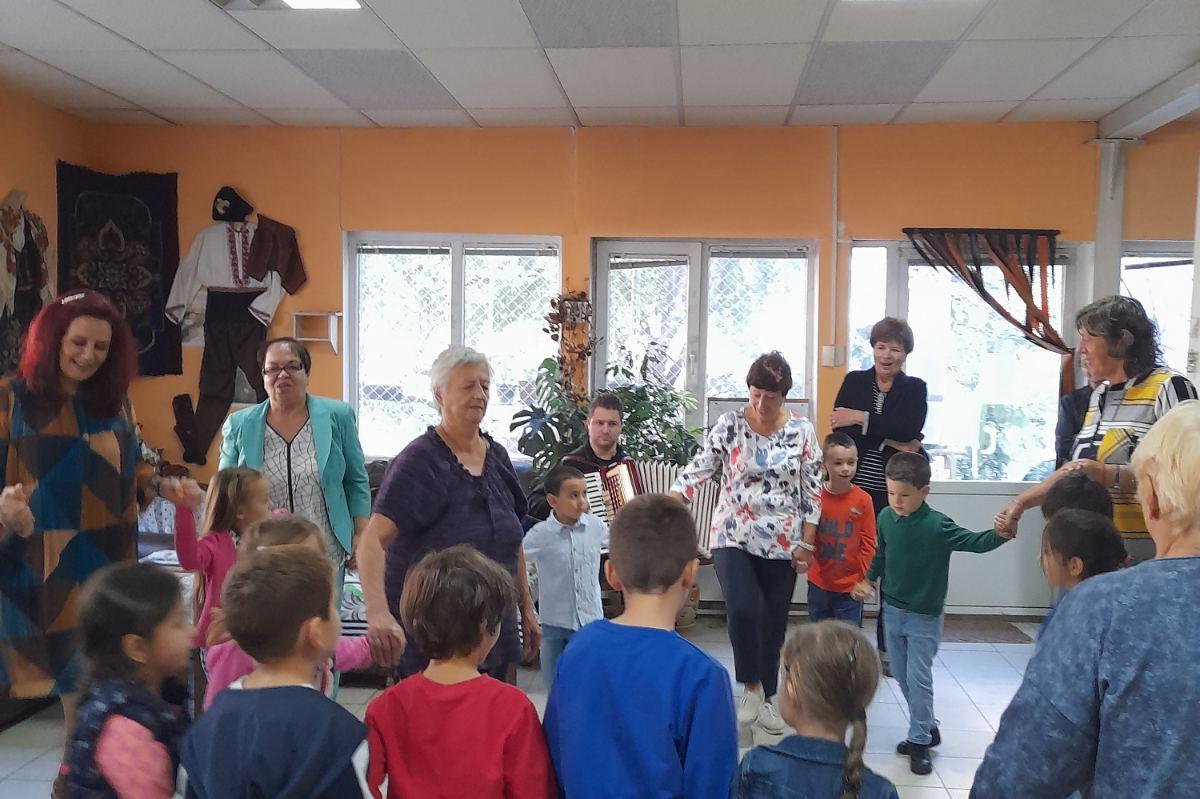 Децата на ДГ "Свобода" изненадаха пенсионерите от столичния „Надежда“