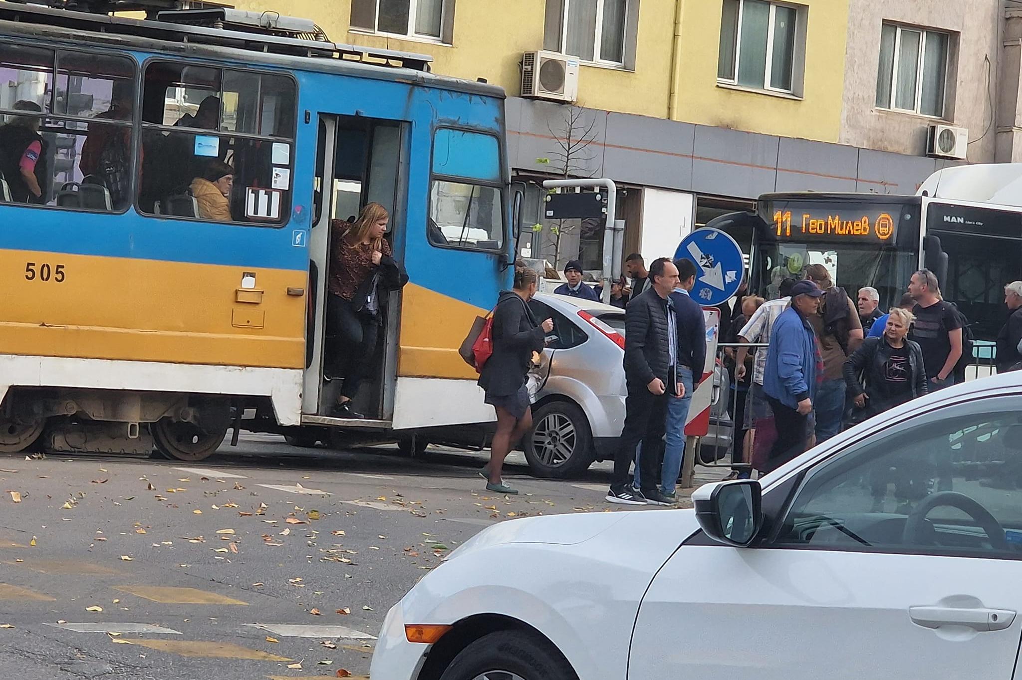 Трамвай блъсна форд, минал на червено на Тодор Александров
