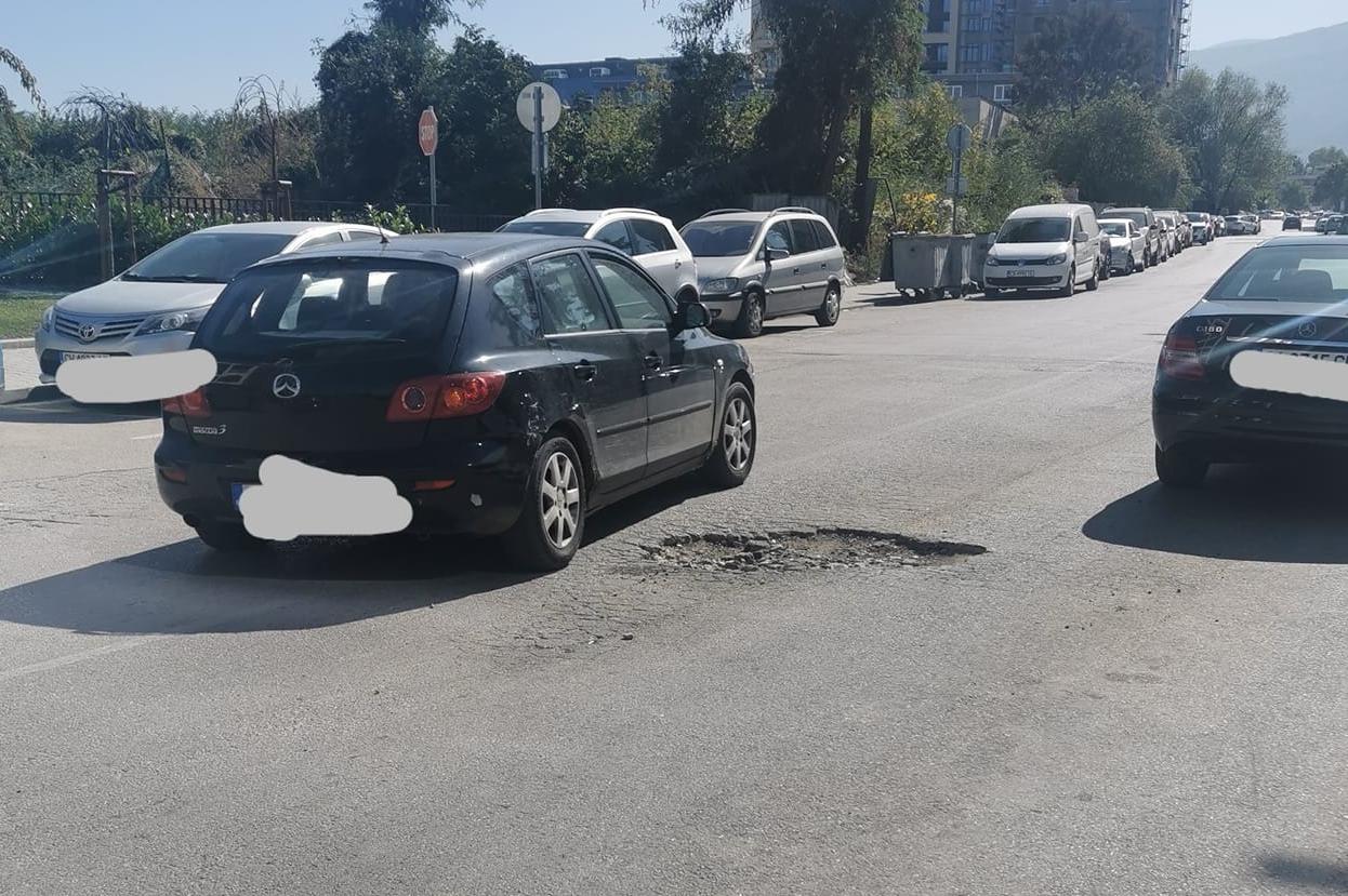 Шофьори сигнализират за опасна дупка на столичната ул. „Атанас Дуков“